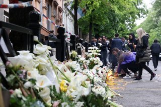 Cette nouvelle fusillade est survenue au lendemain de l'assassinat par balle de huit enfants et d'un gardien dans une école de Belgrade, une tuerie de masse qui a profondément choqué le pays.